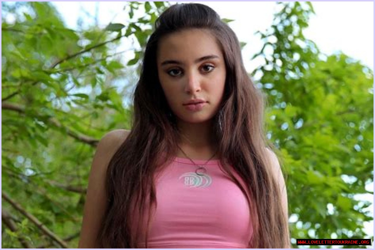 Elizabeth LiSi (Instagram Star) - Age, Birthday, Bio, Facts, Family, Net Worth, Height & More