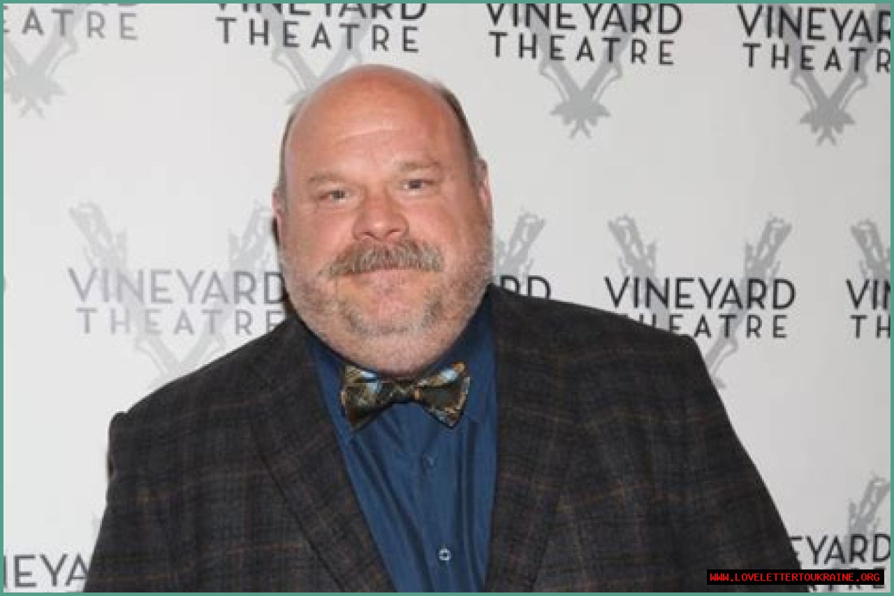 Is Kevin Chamberlin Living With His Married Life?