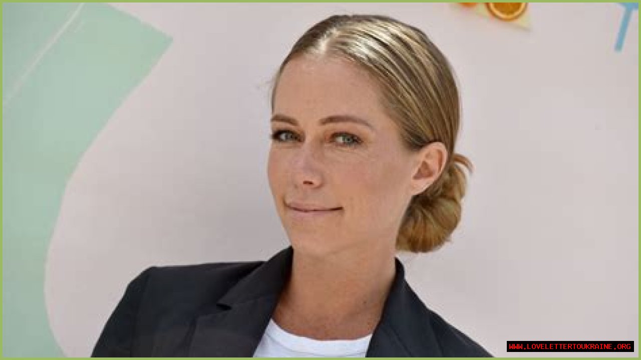 Kendra Wilkinson Gets Emotional Over Life as a Single Mom and Starting a New Career (Exclusive)