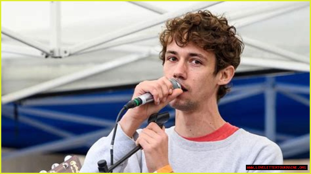 Why is Henning May is so Famous? His Age, Height, Gay, Net Worth